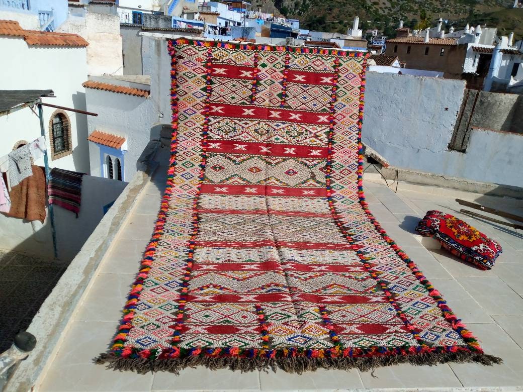 Vintage rug moroccan, A carpet with simple patterns that will give you a feeling of comfort and calm in the living room. A rustic red carpet