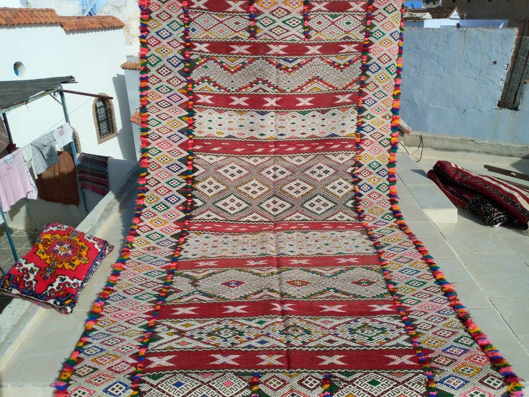 Vintage rug moroccan, A carpet with simple patterns that will give you a feeling of comfort and calm in the living room. A rustic red carpet