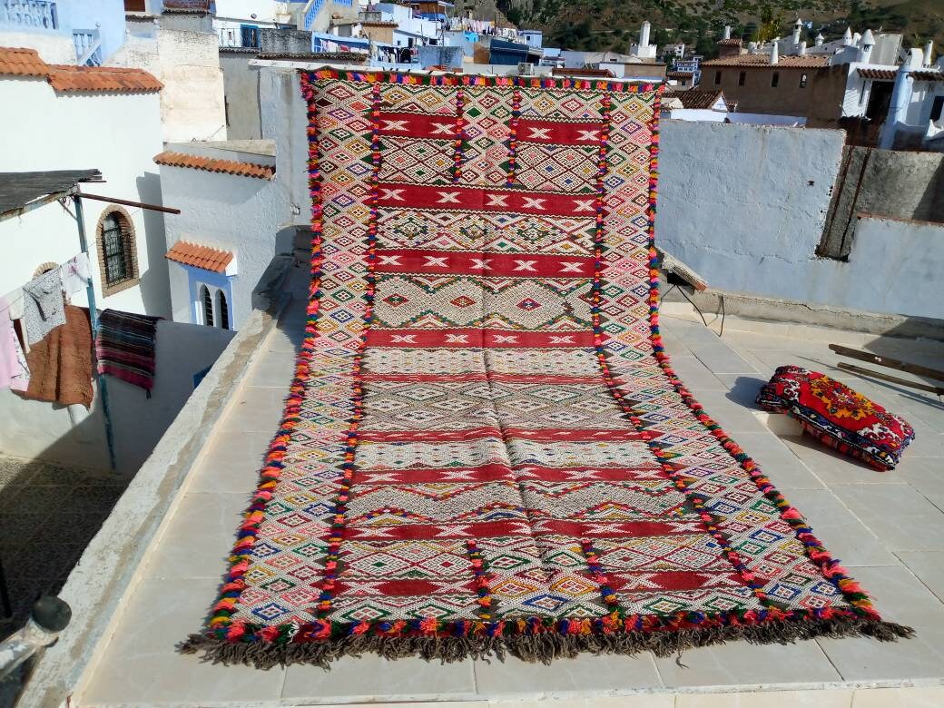 Vintage rug moroccan, A carpet with simple patterns that will give you a feeling of comfort and calm in the living room. A rustic red carpet