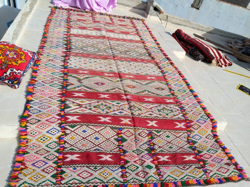 Vintage rug moroccan, A carpet with simple patterns that will give you a feeling of comfort and calm in the living room. A rustic red carpet