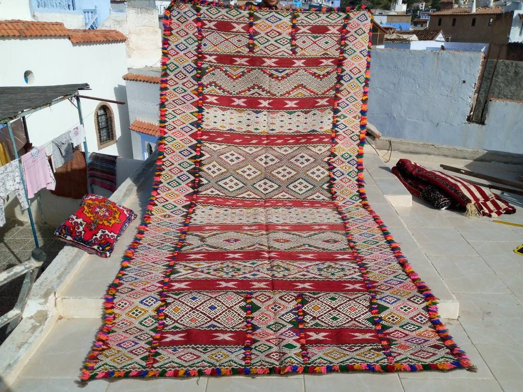 Vintage rug moroccan, A carpet with simple patterns that will give you a feeling of comfort and calm in the living room. A rustic red carpet